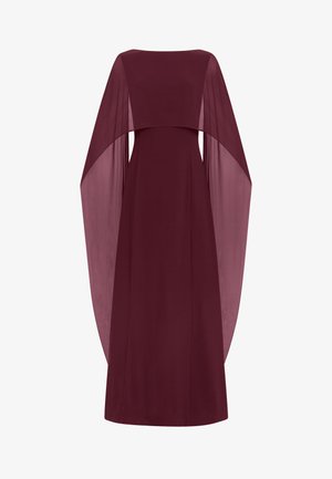 Vestido largo hasta el suelo de color burdeos oscuro con corpiño ajustado y un velo translúcido tipo capa que se extiende desde los hombros hasta el dobladillo.