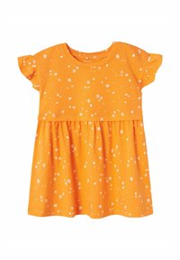 Vestido de algodón naranja con mangas cortas con volantes, una falda fruncida y patrones florales blancos por toda la prenda. Es una prenda ligera y casual.