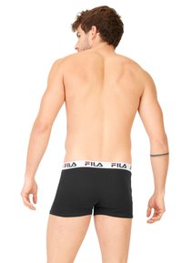 Boxer-briefs noirs avec une ceinture blanche arborant le logo Fila en rouge et bleu. Tissu doux, design ajusté.
