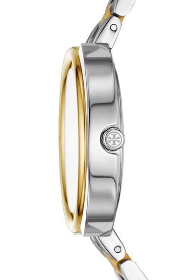 Vista laterale di una cassa di orologio da polso in argento e oro con corona marchiata e cinturino in metallo a maglie nei toni argento e oro.
