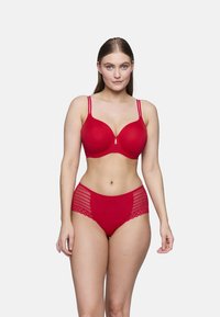 Soutien-gorge rouge avec des bonnets lisses et des bretelles réglables, associé à un slip rouge taille haute avec des panneaux latéraux en dentelle. Design simple et sans couture.
