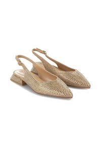 Zapatos de tacón bajo en dorado con punta afilada y un pequeño tacón cuadrado, que presentan tachuelas metálicas decorativas en su parte superior y un acabado texturizado.