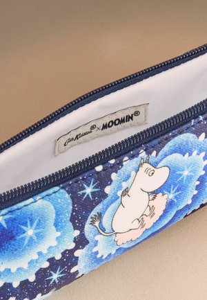 Sininen kangaspensselitukko, jossa on Moomin-hahmo pilvien ja tähtien keskellä, valkoisella vuorauksella ja vetoketj closurella.