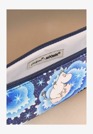 Zila auduma zīmuļu maciņš, uz kura attēlots Mūmina varonis mākoņu un zvaigžņu vidū, ar baltu oderi un rāvējslēdzēja aizdari.