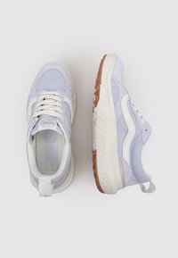 Sneaker di un leggero colore lavanda, realizzate in materiali scamosciati e in rete, caratterizzate da accenti bianchi, un collare imbottito e una suola testurizzata bianca e marrone.