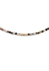 Collier en perles avec des pierres naturelles facettées dans des tons de rose, vert et noir, comportant une perle centrale de couleur dorée.