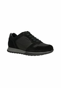 Scarpe da ginnastica nere con un mix di materiali in suede e mesh, caratterizzate da un design testurizzato, chiusura con lacci e suola in gomma per una maggiore aderenza.