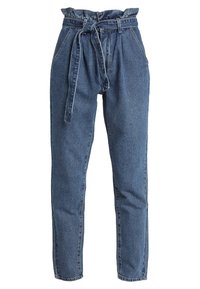 Pantalones de mezclilla azul de cintura alta con una cinturilla fruncida y un cinturón de tejido desmontable. Corte de pierna recta con bolsillos delanteros y costuras sutiles.