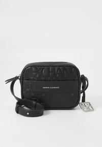 Schwarze Leder-Umhängetasche mit geprägtem Logo-Design, silberner Hardware, verstellbarem Tragegurt und Reißverschluss. Kompakte, rechteckige Form.