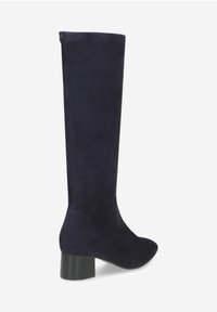 Stiefel aus marineblauem Wildleder bis zu den Knien mit Blockabsatz, glatter Textur, runder Spitze und nahtlosem Design, die einen minimalistischen Stil präsentieren.