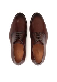 Pantofi maro din piele pentru costum, cu finisaj neted, vârf rotund și design cu șase găuri pentru șireturi. Talpa interioară are un logo în relief.