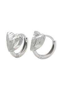 Orecchini a cerchio in argento con ciondoli a forma di cuore texture, caratterizzati da incisioni di foglie e decorazioni a strisce.