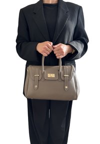 Borsa a tracolla in pelle grigia con finitura testurizzata, doppi manici superiori, hardware dorato e dettagli decorativi a pattina.