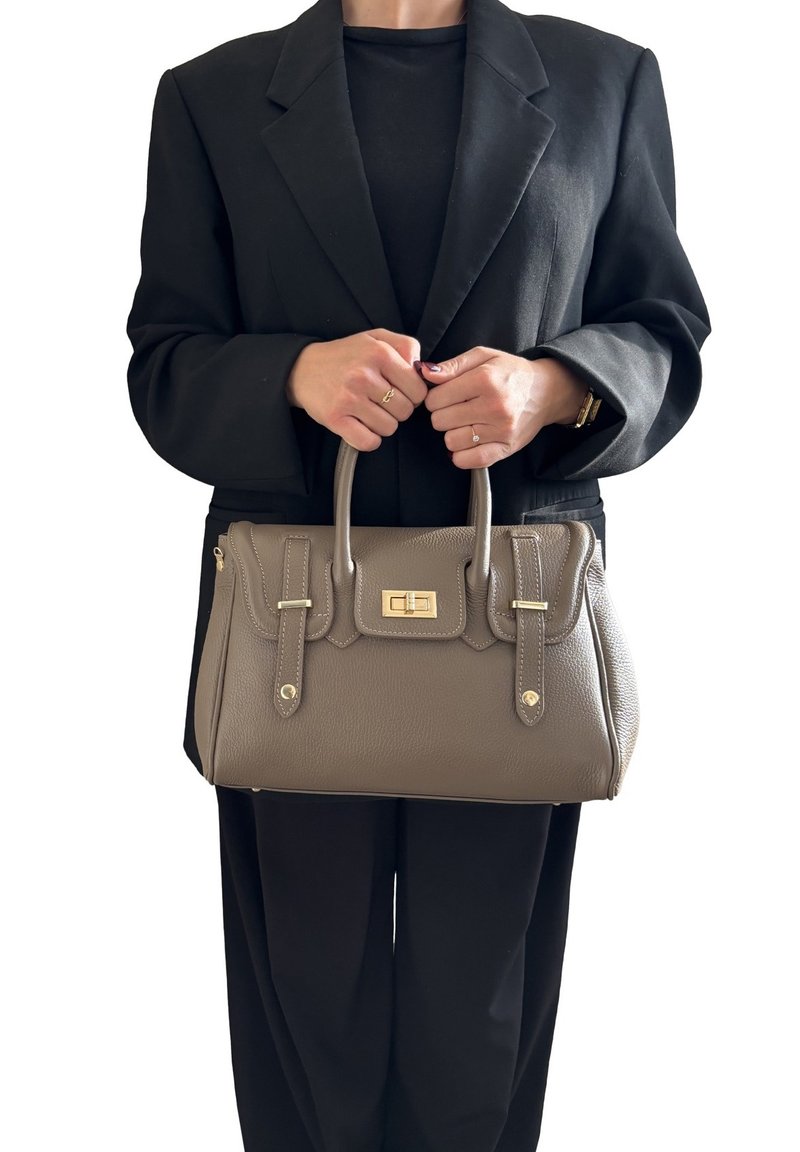 Borsa a tracolla in pelle grigia con finitura testurizzata, doppi manici superiori, hardware dorato e dettagli decorativi a pattina.