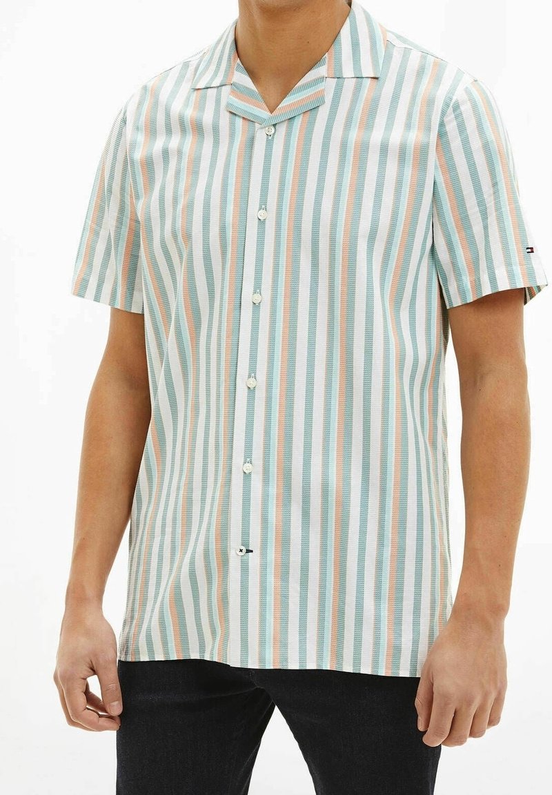 Koszula z krótkim rękawem w pionowe paski w kolorach jasnoniebieskim, zielonym i koralowym, z kołnierzem z wcięciem i białymi guzikami. Materiał mieszanka bawełny, o fakturowanej powierzchni.