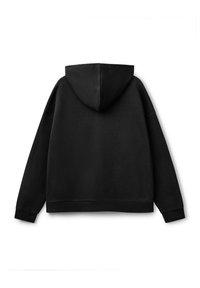 Felpa nera realizzata in tessuto misto cotone. Presenta una tasca a marsupio, polsini a costine e un grande cappuccio. Texture morbida con vestibilità comoda.