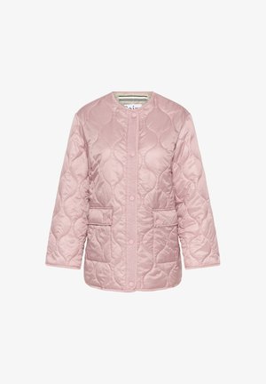 Veste matelassée rose avec col rond, fermeture à pressions et deux poches avant. Matière lisse et brillante avec une texture douce.