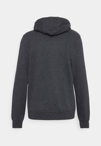 Mörkgrå långärmad hoodie visad bakifrån med en åtsittande mudd och en stor huva mot en neutral vit bakgrund.