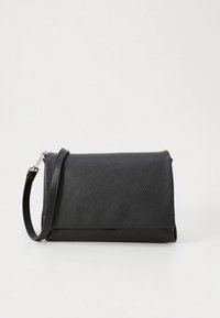 Crna kožna torbica s teksturiranim završetkom, pravokutnog oblika i podesivim remenom za rame. Ima preklopni gornji dizajn.