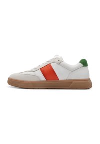 Hvide sneakers med en orange sidestribe, grøn hælkappe og tekstureret gummisål. Har perforerede detaljer og hvide snørebånd.