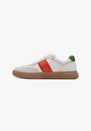 Hvide sneakers med en orange sidestribe, grøn hælkappe og tekstureret gummisål. Har perforerede detaljer og hvide snørebånd.