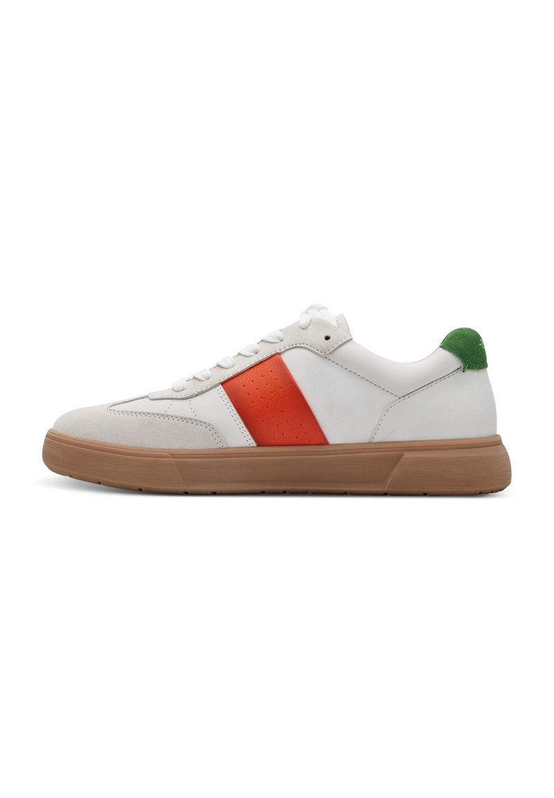 Hvide sneakers med en orange sidestribe, grøn hælkappe og tekstureret gummisål. Har perforerede detaljer og hvide snørebånd.