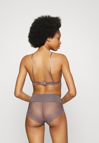 Spanx SPANXSUPERSMOOTH™ UNDIE-TECTABLE® LACE HI-HIPSTER - Calças - graphite purple