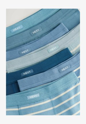 Kék férfi alsónemű derékpántok, különböző árnyalatú kékekkel és csíkos mintával. Minden derékpánton fehér "NEXT" logó található.