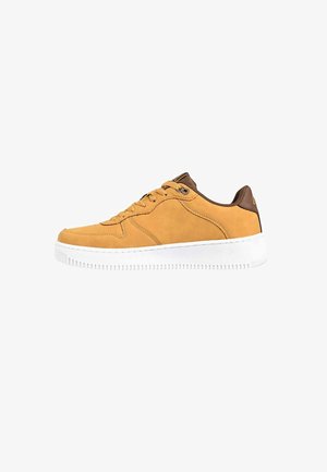 Baskets en daim jaune avec accents marron foncé, semelle en caoutchouc blanche, bout arrondi et design à lacets. Tige texturée et détails cousus.