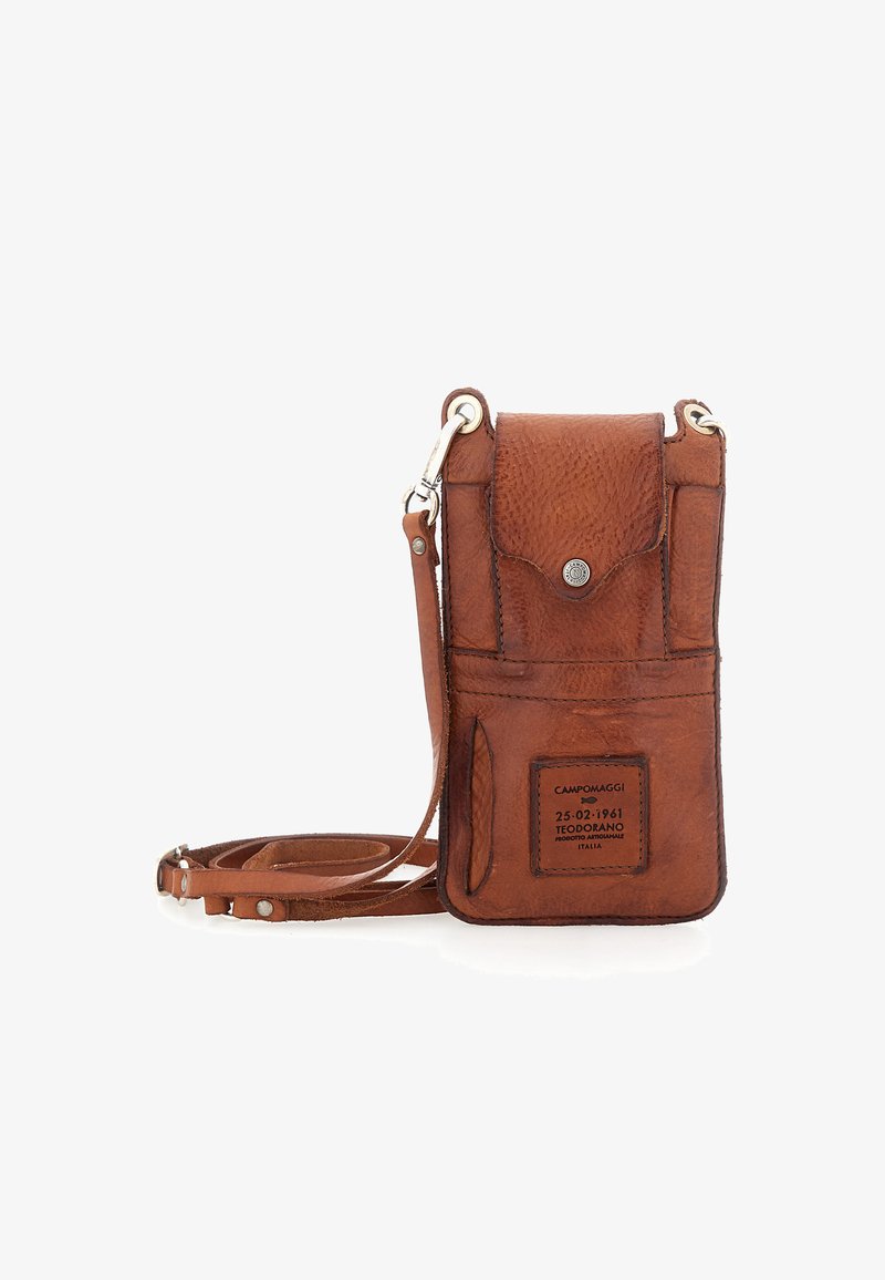 Borsa a tracolla per telefono in pelle marrone con finitura testurizzata, chiusura a scatto e tracolla regolabile. Caratterizzata da una tasca anteriore e dettaglio del logo.