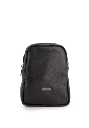 Schwarzer Leder-Rucksack mit strukturiertem Finish, ausgestattet mit einem Reißverschluss und einer kleinen Metall-Logotafel auf der Vorderseite.