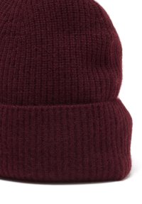 Beanie bordeaux lavorato a maglia con texture a coste e orlo arrotolato, realizzato in un morbido misto lana, che offre calore e comfort.