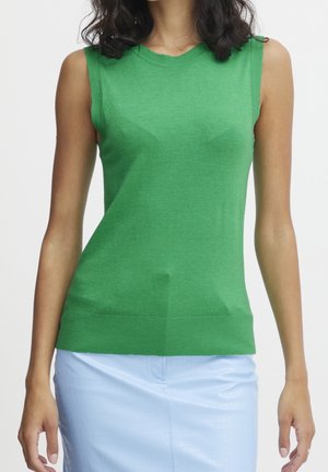 Zelený pletený top bez rukávů s kulatým výstřihem a žebrovaným lemem, doplněný světle modrou strukturovanou sukní. Jednoduchý a přiléhavý design.