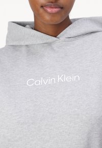 Calvin Klein HERO LOGO HOODIE - Felpa - light grey heather