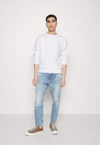Calvin Klein Jeans STACKED OUTLINE CREWNECK - Sweatshirt - bright white
