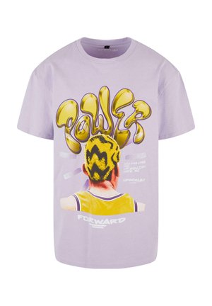 Svetlo vijolična bombažna majica z drznim rumenim grafičnim napisom "MOČ" in stilizirano podobo osebe z edinstveno frizuro na hrbtni strani.