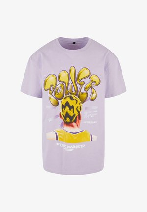 Svetlo vijolična bombažna majica z drznim rumenim grafičnim napisom "MOČ" in stilizirano podobo osebe z edinstveno frizuro na hrbtni strani.