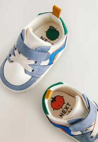 Blå och vita todlersneakers med kardborreband, med färgglada detaljer och lekfulla fruktdesigner på innersulan. Gummiyttersula.