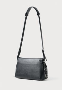 Schwarze Leder-Crossbody-Tasche mit geräumiger, rechteckiger Form, verstellbarem Trageriemen und silbernen Hardware-Akzenten. Glatte Textur, minimalistisches Design.