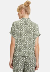 Cartoon MIT KRAGEN - Hemdbluse - cream green