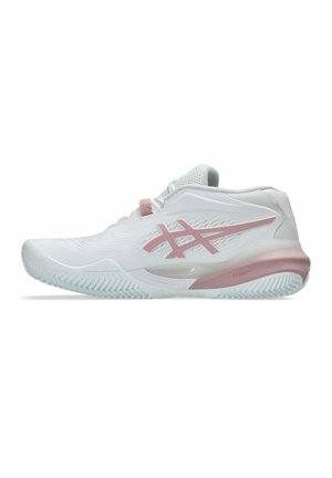 Weißer Sportschuh mit hellrosa Logo und Sohlenakzenten, Mesh-Obermaterial und strukturierter Außensohle für gute Traktion, von der rechten Seite gezeigt.