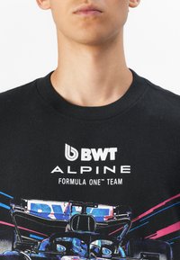 Sort bomulds t-shirt med fed hvid tekst "BWT ALPINE FORMULA ONE TEAM" og grafik af en racerbils med farverige streger.