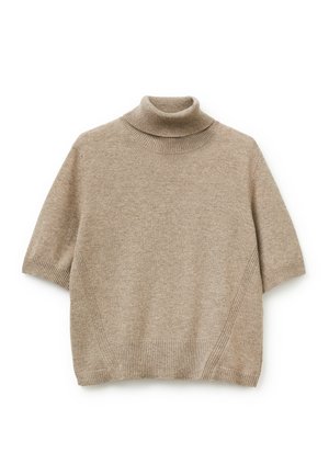 Beżowy sweter z krótkim rękawem i golfem, z prążkowanym kołnierzem, rękawami i dołem, wyeksponowany na płasko na białym tle.