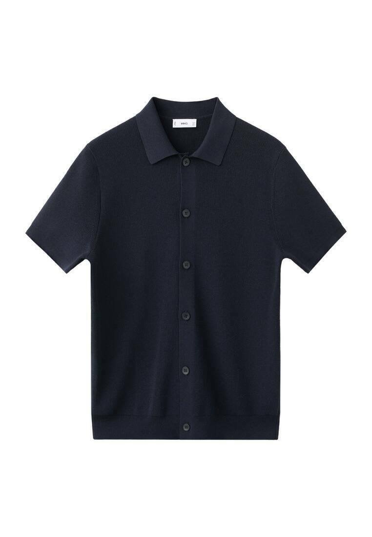 Marineblaues Polohemd mit kurzen Ärmeln aus weichem Strickstoff, mit klassischem Kragen, Knopfverschluss und gerippter Textur.