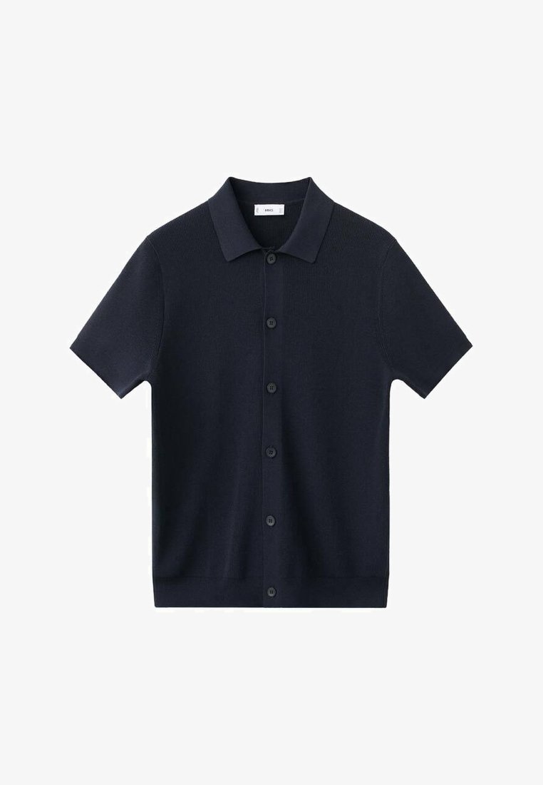 Marineblaues Polohemd mit kurzen Ärmeln aus weichem Strickstoff, mit klassischem Kragen, Knopfverschluss und gerippter Textur.
