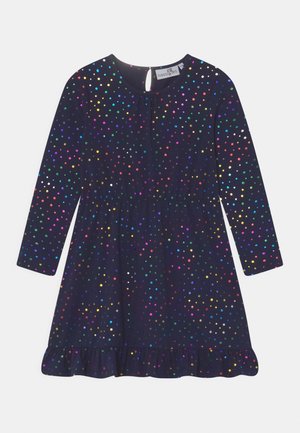 Granatowa sukienka z długim rękawem, ozdobiona wielokolorowymi kropkami, z marszczoną talią i falbaną na dole. Ozdobne wycięcie na plecach zapinane na guzik.