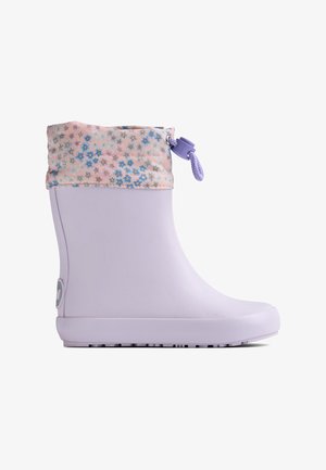 Dječja čizmica od gume ljubičaste boje, s cvjetnim platnenim manžetama i podesivim vezicama za zatvaranje na vrhu.