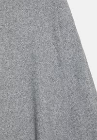 Pulover tricotat gri cu model texturat, cu mâneci lungi și croială lejeră. Țesătura pare moale și ușor pufoasă.