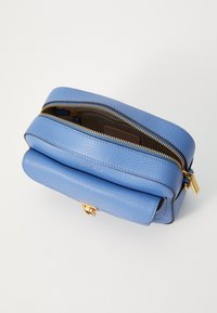 Borsa a tracolla in pelle blu con finitura testurizzata, hardware dorato e doppie zip. Presenta una tasca frontale con pattina e una forma rettangolare compatta.
