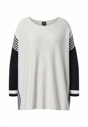 Løs, langærmet sweater med hvid front, sorte ærmer, hvide og sorte horisontale striber nær skuldre og manchetter.